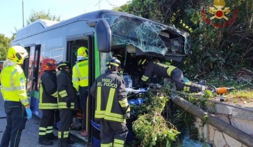 autobus fuori strada muretto muore 49enne
