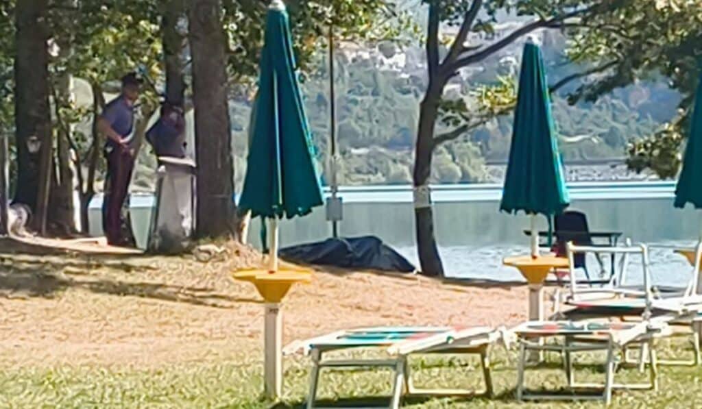 canoa lago morto turista