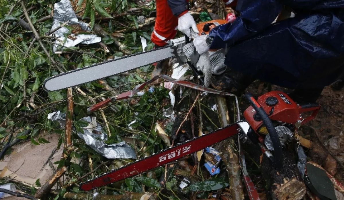 sfugge motosega ferisce gola morto