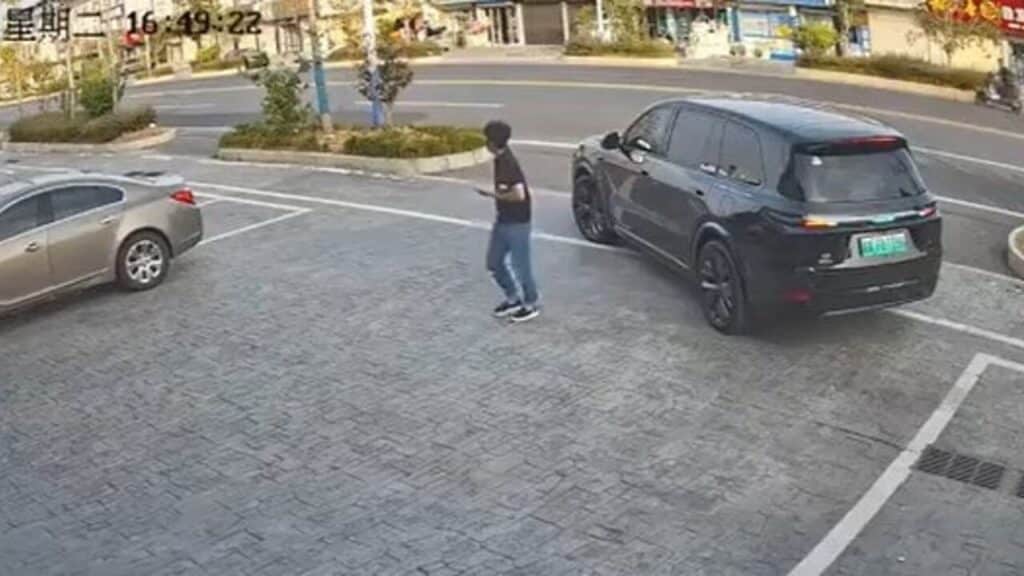 Avvia la guida automatica per parcheggiare l'auto: la scena è virale