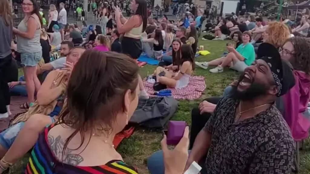 Coppia di innamorati fa la proposta di matrimonio insieme: il VIDEO è virale