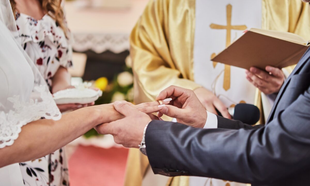 "Sono scioccato. Mi sono fatto tatuare anche la Vergine sull'avambraccio." Ha dichiarato lo sposo tradito. I dettagli