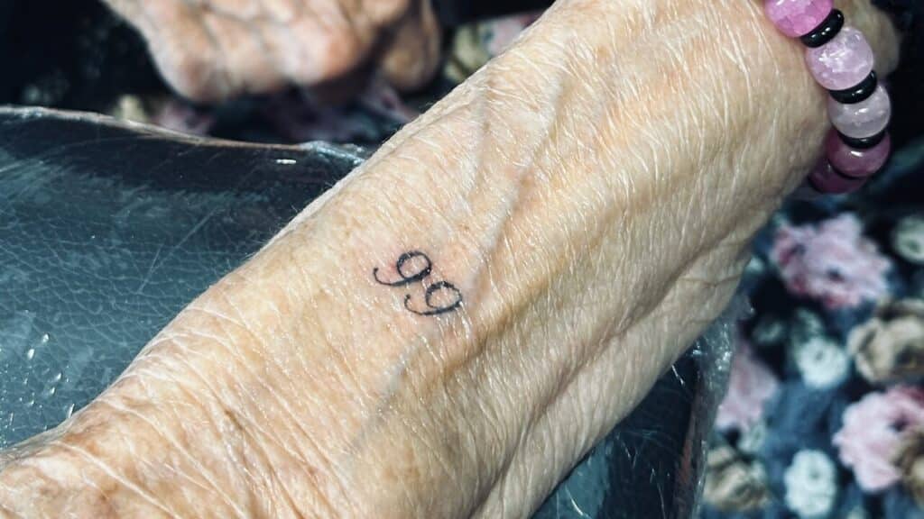 Festeggia 99 anni e decide di farsi un tatuaggio: ecco perché