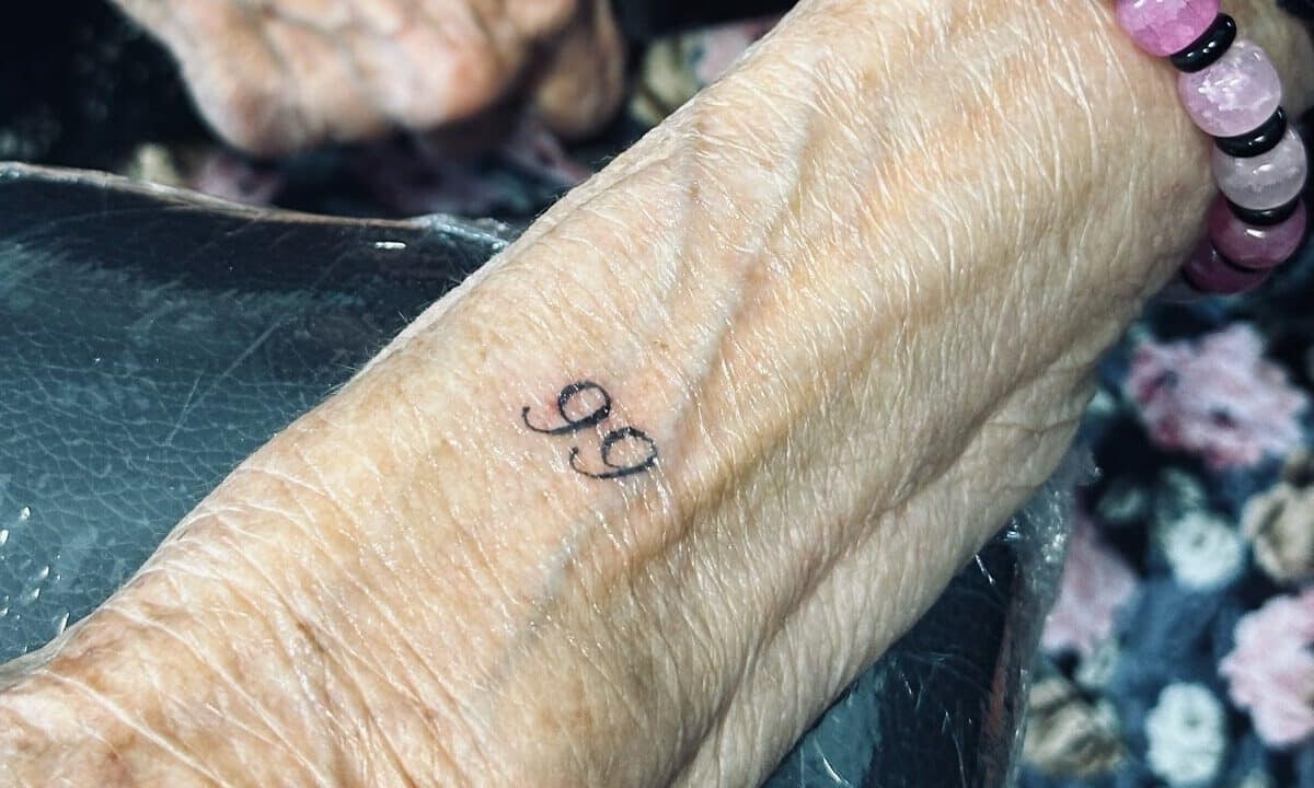 Festeggia 99 anni e decide di farsi un tatuaggio: ecco perché