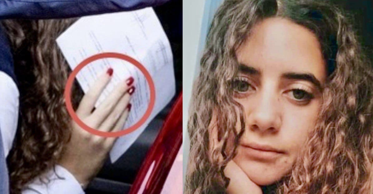 Chiara Petrolini e lo smalto rosso sulle unghie