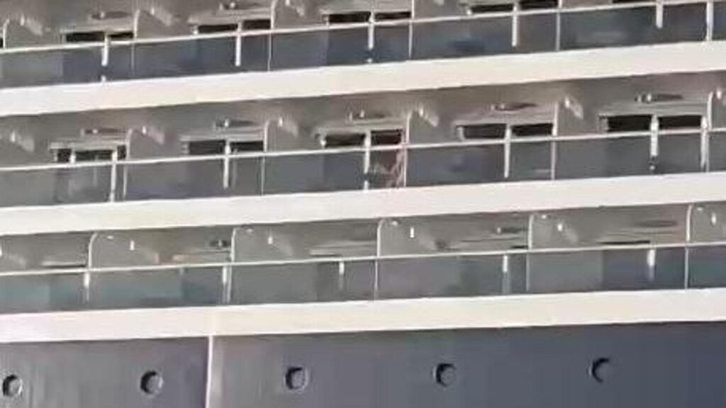 Era appena terminata l'inaugurazione della nuova nave da crociera e due facoltosi ospiti hanno deciso di "celebrare" a modo loro l'evento. Davanti all'intero porto di Civitavecchia