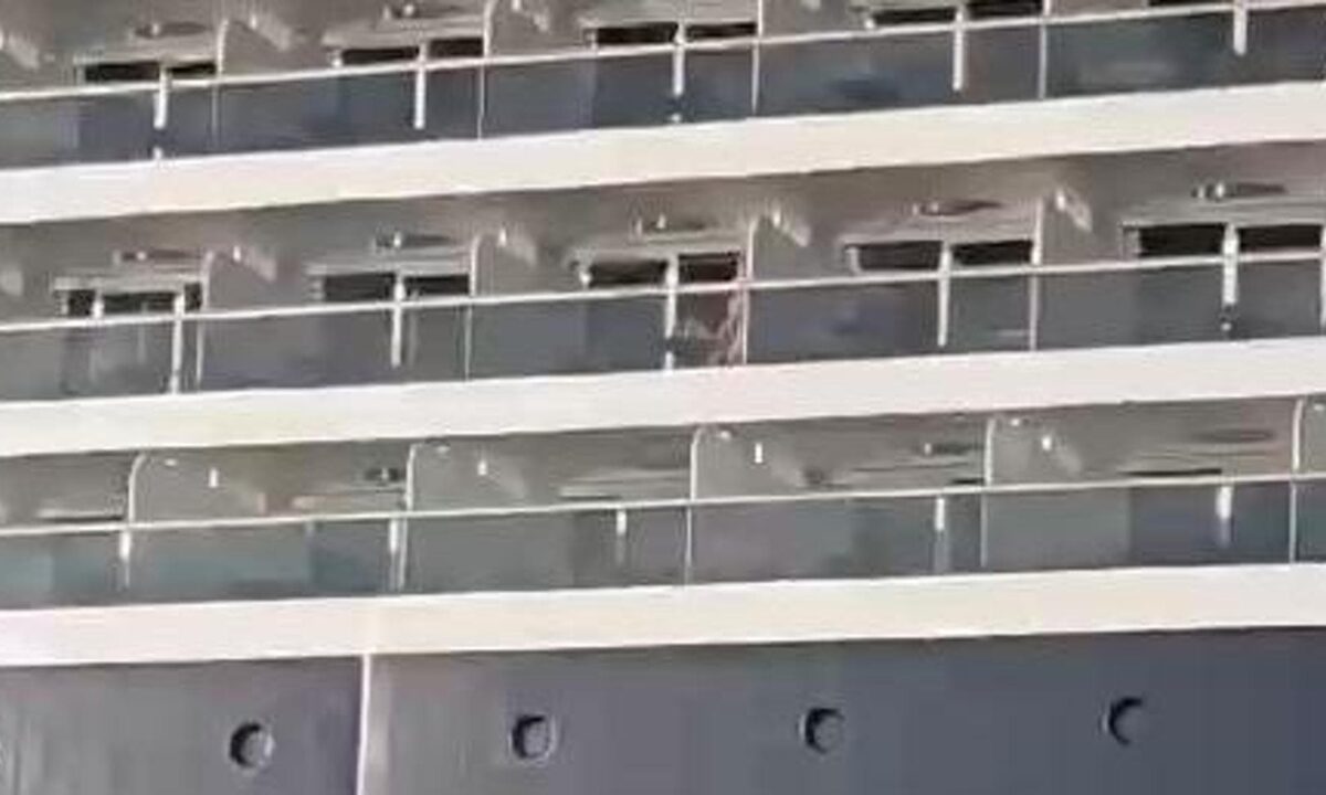 Era appena terminata l'inaugurazione della nuova nave da crociera e due facoltosi ospiti hanno deciso di "celebrare" a modo loro l'evento. Davanti all'intero porto di Civitavecchia