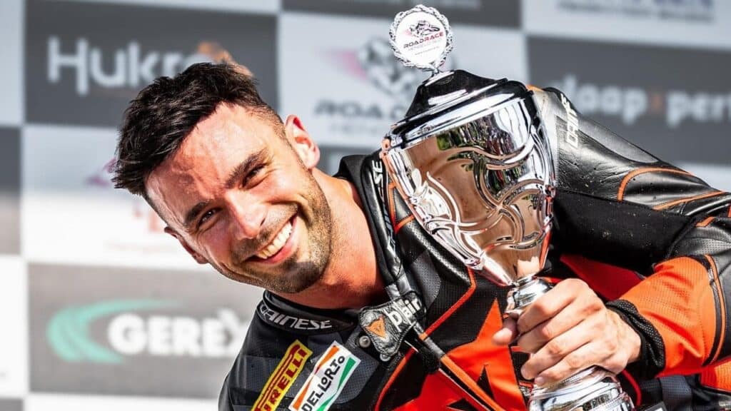 Ad omaggiarlo anche l'amico Pecco Bagnaia. E intanto arriva da parte dei suoi rivali un gesto di cuore per fagli vincere il mondiale