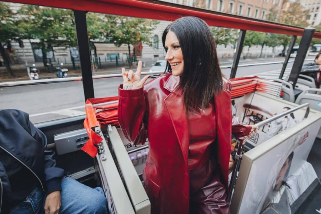 Milano, Laura Pausini sale su un bus scoperto e lascia tutti a bocca aperta: ecco perché