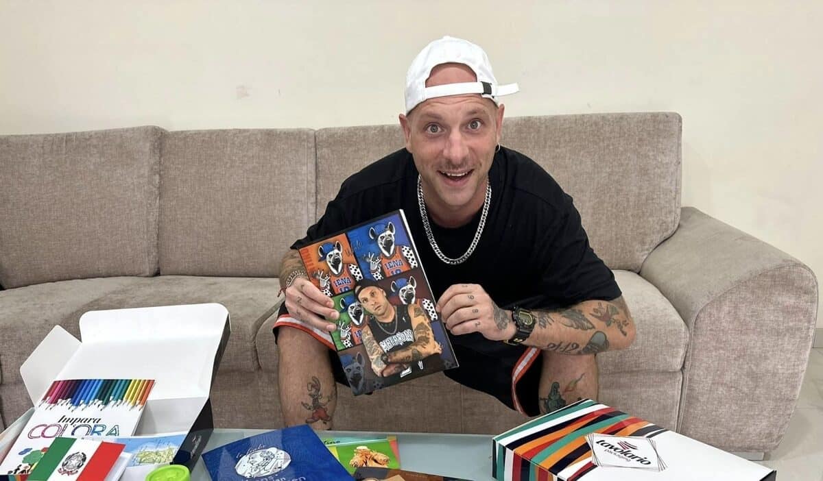 Napoli, Clementino dona quaderni e colori ai bambini della scuola di infanzia