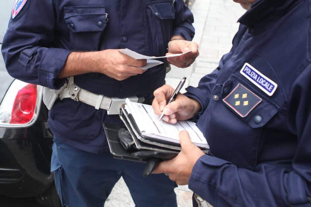 Si era messo ad agitare coltello da cucina e sega. Poi, d'improvviso, il malore che l'ha fatto stramazzare al suolo. Il resoconto dell'assurda vicenda