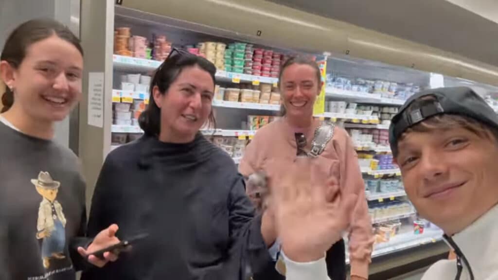 New York, Ultimo incontra delle fan italiane in un supermercato: il VIDEO della reazione