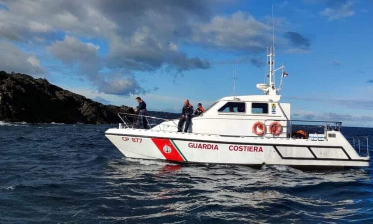 Palermo, 22enne travolto dalle onde mentre fa il bagno: disperso in mare