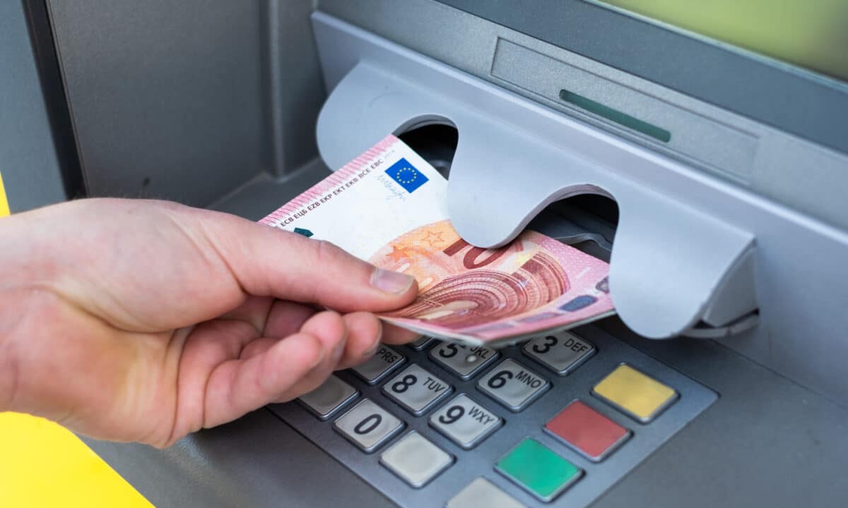 Pensionato dimentica di prendere i soldi dal bancomat e un ragazzo li trova e li consegna ai carabinieri