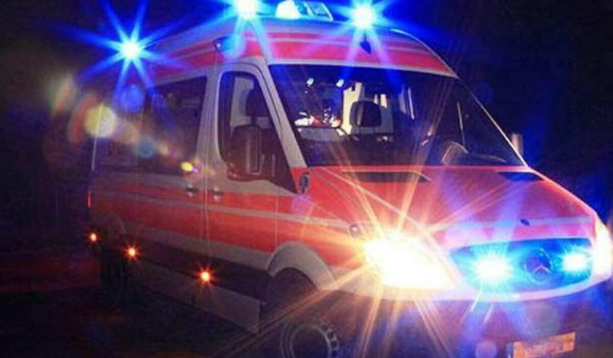 Prende a martellate la moglie nel sonno e si butta dal balcone convinto di averla uccisa: lei è salva, lui grave