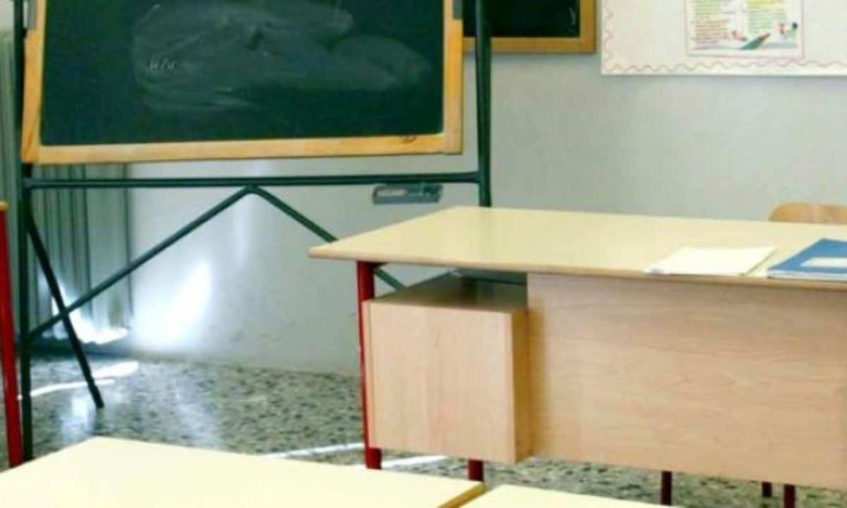 Nel suo primo anno nemmeno un appello in classe. Ma il prof fantasma aveva un trucco per farla franca