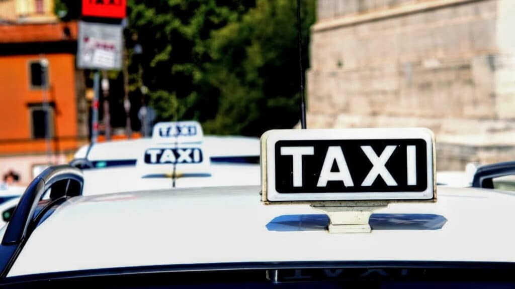 Credono di essere a Padova, ma prendono il taxi per Milano: Il VIDEO è virale