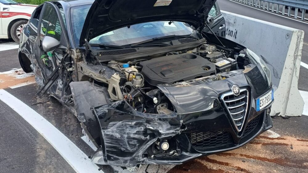 Fugge per non pagare la multa e si schianta contro la macchina: l'assurdo episodio