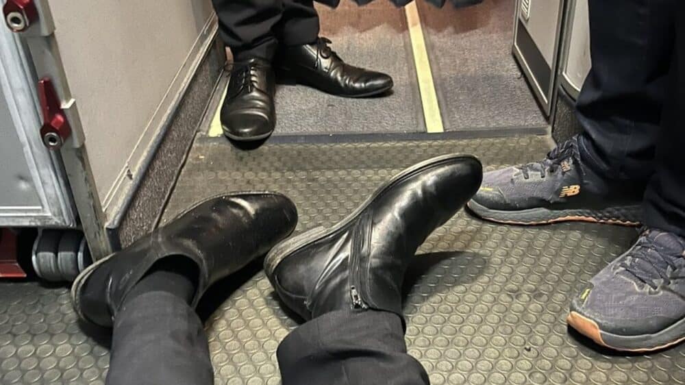 Giornalista disabile striscia sul pavimento dell'aereo per andare in bagno: il motivo