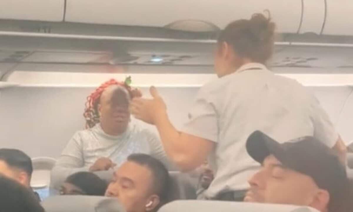 Passeggero su un volo si arrabbia e pretende di tornare indietro: l'incredibile motivazione