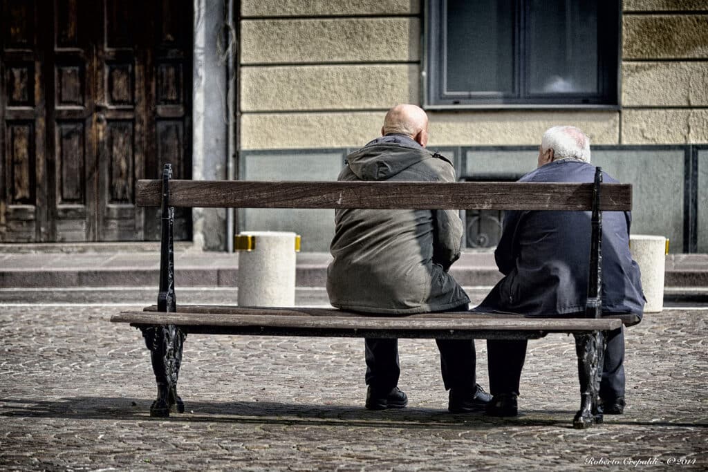 Progettano una macchina del tempo per tornare giovani ma vengono scoperti: ecco cos'è successo