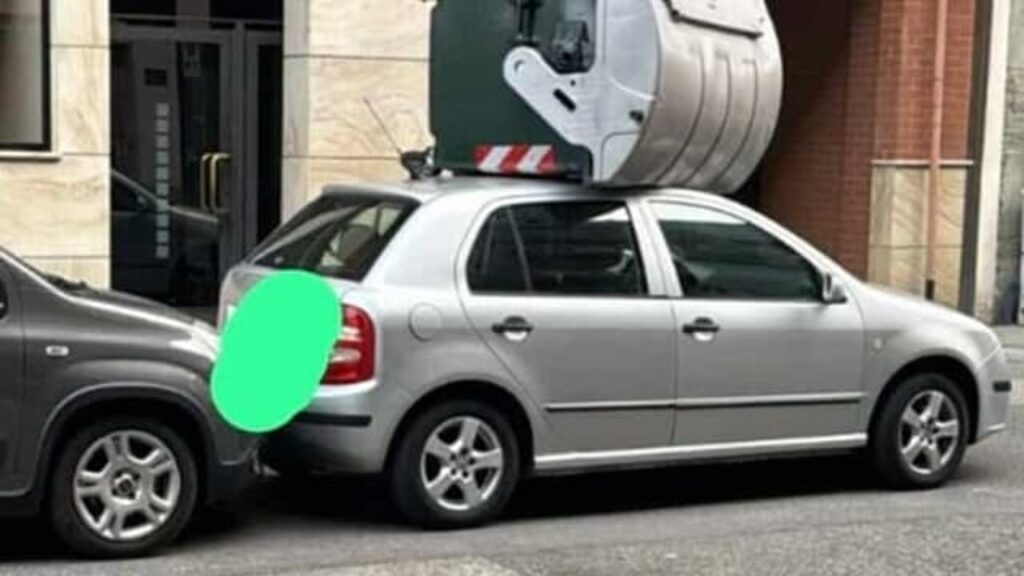 Torino, cassonetto dei rifiuti "parcheggiato" sul tettuccio dell'auto: la FOTO è virale