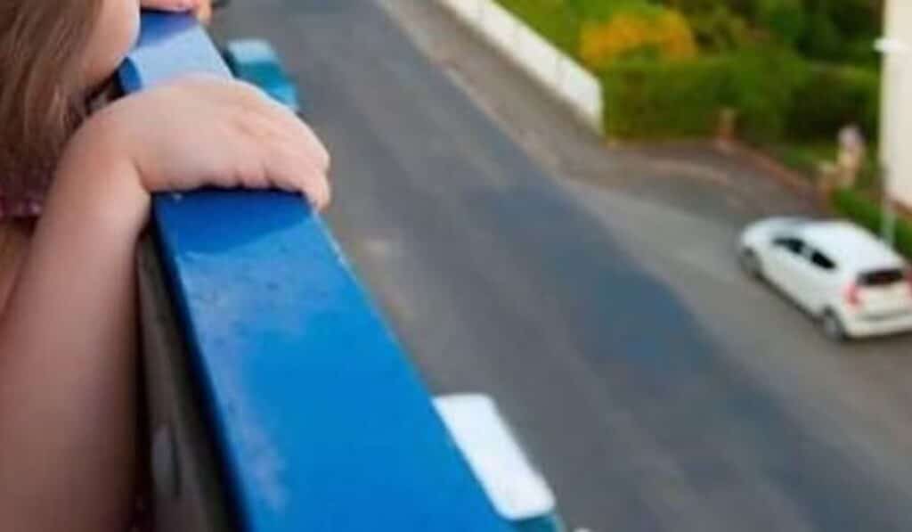 bimbo 4 anni cade balcone