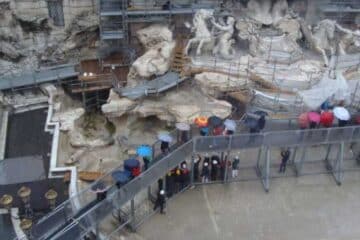 Fontana di Trevi, la passerella per i lavori fa indignare social e turisti - Foto