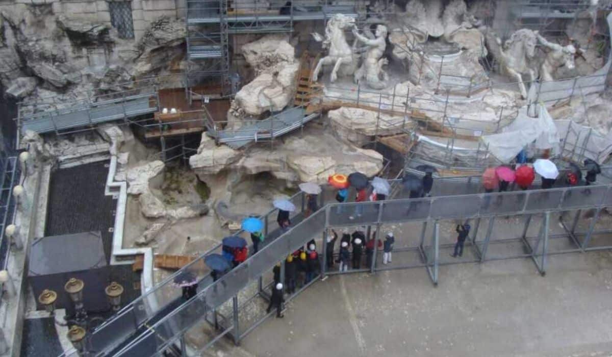 fontana di trevi passerella