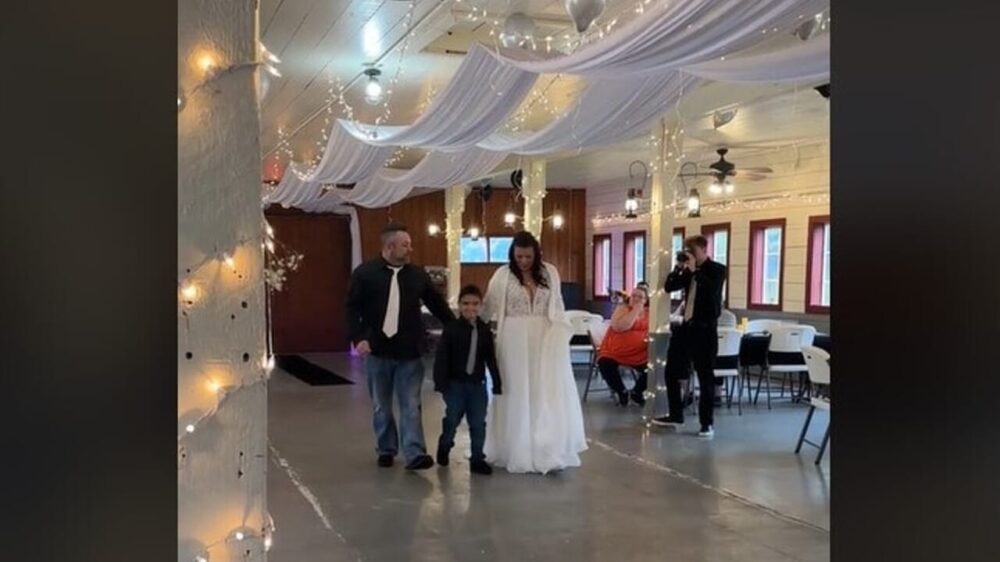 Si sposano ma si presentano solamente cinque invitati al matrimonio: ecco perché