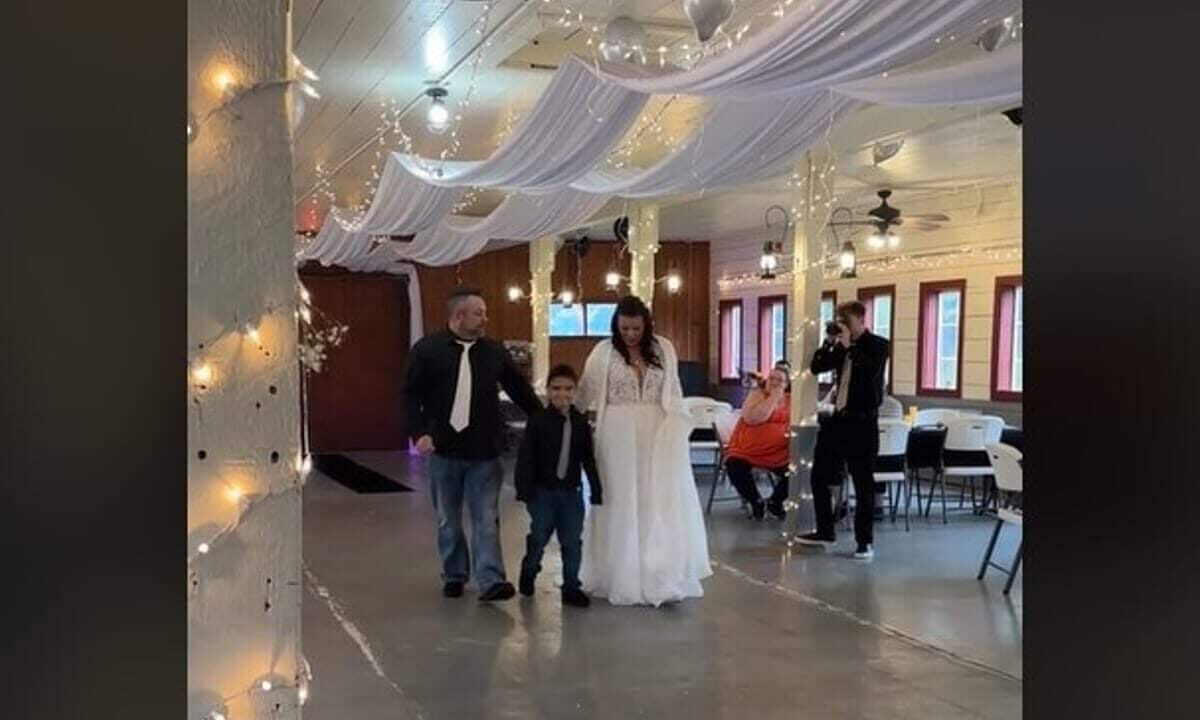 Si sposano ma si presentano solamente cinque invitati al matrimonio: ecco perché