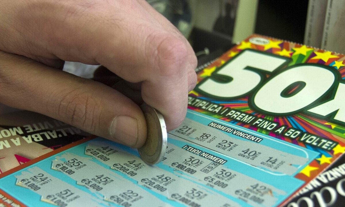 Trova 20 dollari per terra e acquista un biglietto della lotteria: la cifra shock