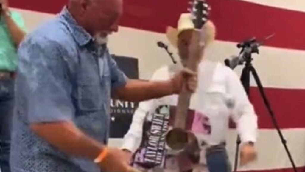 Compra per 4mila dollari una chitarra di Taylor Swift e la distrugge: ecco perché