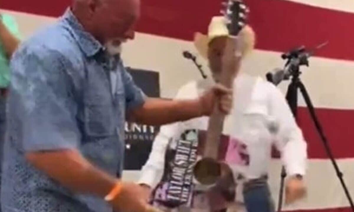 Compra per 4mila dollari una chitarra di Taylor Swift e la distrugge: ecco perché