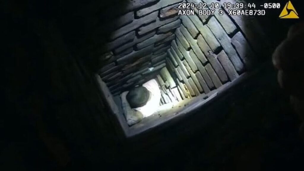 Ladro resta incastrato nel camino per scappare alla polizia: la fuga tragicomica