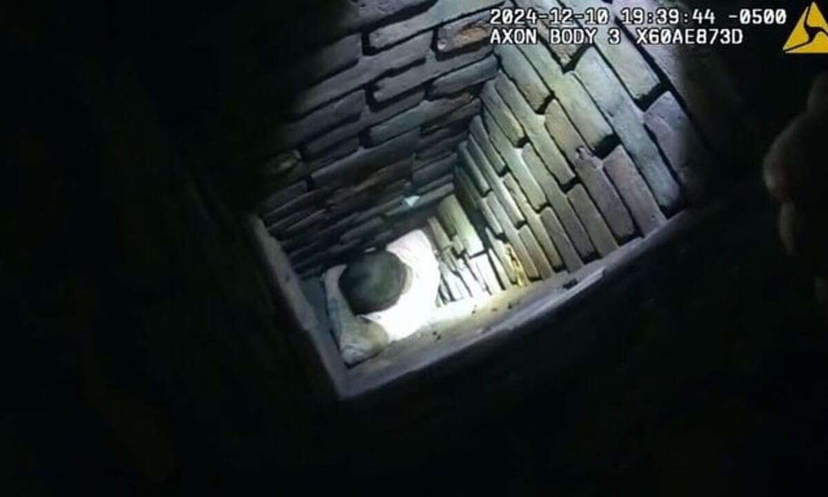 Ladro resta incastrato nel camino per scappare alla polizia: la fuga tragicomica