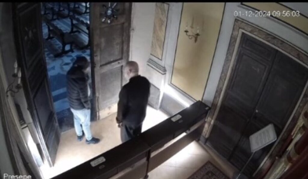 Napoli, uomo entra in chiesa e fa pipì sul presepe: la reazione del prete