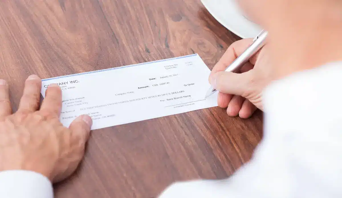 Trova un assegno da 50 milioni e lo restituisce al proprietario: "Non ha detto nemmeno 'grazie'"